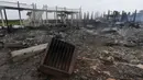 Puing-puing dari tiga kabin di pantai Bolivar yang hangus akibat kebakaran yang terjadi saat dilanda badai Harvey di Texas (26/8). (Guiseppe Barranco/The Beaumont Enterprise via AP)