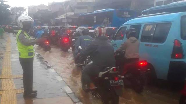 Arus lalu lintas di Jalan Jatinegara Barat, Senin (8/2/2021) pagi, tersendat karena genangan banjir
