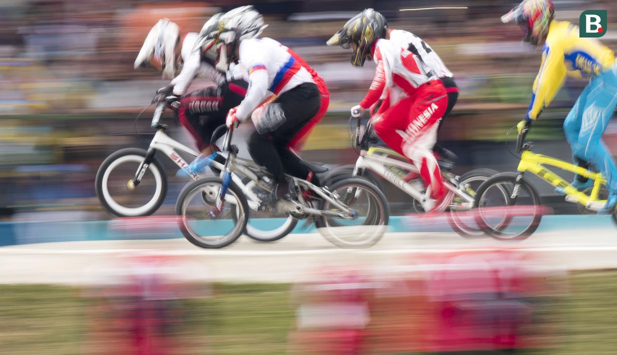 Pebalap sepeda BMX Indonesia, I Gusti Bagus Saputra, saat berlaga pada Asian Games di Pulomas International BMX Center, Jakarta, Sabtu (25/8/2018). Bagus Saputra meraih medali perak dengan catatan waktu 34,314 detik. (Bola.com/Peksi Cahyo)