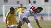Pemain Persekap David Nurcahya dilanggar pemain Persebo Joko Prayitno. Bentrok kedua tim berakhir dengan kemenangan 3-2 untuk Persekap. (Bola.com/Robby Firly