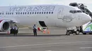 Pesawat Virgin Australia rute Brisbane, Australia menuju Bali sempat berputar-putar sebelum mendarat di Bandara Ngurah Rai, Denpasar, Jumat (25/4/14). (ANTARA FOTO/Nyoman Budhiana)