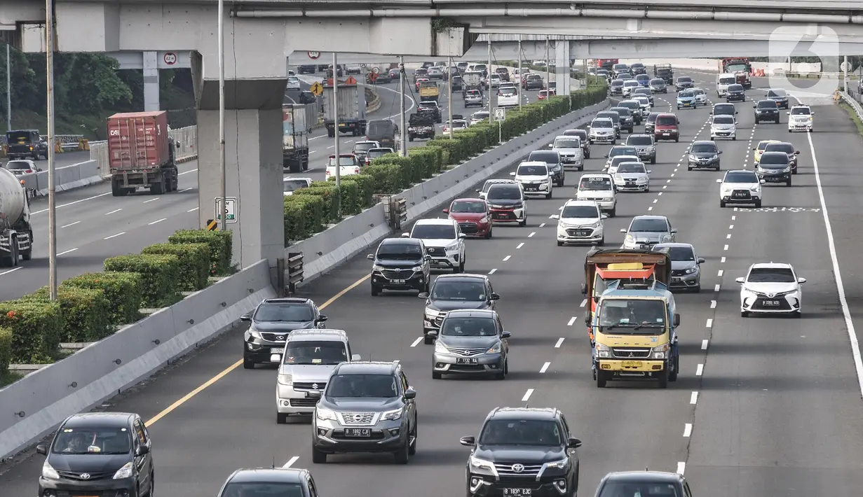 Lalu lintas kendaraan saat melintas di ruas Tol Jagorawi, Kampung Rambutan, Jakarta Timur, Selasa (20/12/2022). PT Jasa Marga (Persero) Tbk mencatat sebanyak 291.451 kendaraan meninggalkan wilayah Jakarta, Bogor, Tangerang, Bekasi (Jabotabek) pada H-7 sampai H-6 Hari Raya Natal 2022. (merdeka.com/Iqbal S. Nugroho)