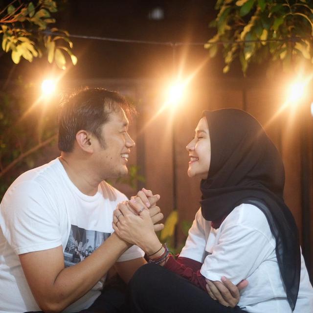 Jarang Tersorot, Ini 6 Momen Romantis Zaskia Adya Mecca dan Hanung Bramantyo