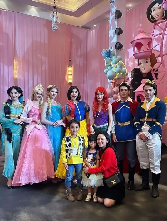 Rachel Vennya pun membawa kedua anaknya, Xabiru mengenakan baju Woody. Dan Chava mengenakan gaun princess warna biru dengan rok tutu putih. [@rachelvennya]