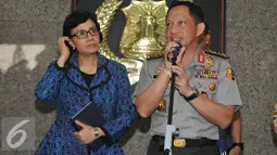 Kapolri Tito Karnavian (kanan) bersama Menkeu Sri Mulyani memberikan keterangan di  Mabes Polri, Jakarta, Jumat (29/7). Bersama Kapolri, Sri Mulyani melakukan video Call  sosialisasi Tax Amnesty ke seluruh Kapolda. (Liputan6.com/Gempur M Surya)