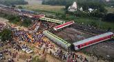 Orang-orang berkumpul di lokasi kecelakaan tabrakan tiga kereta di dekat Balasore, sekitar 200 km (125 mil) dari ibu kota negara bagian Bhubaneswar di negara bagian timur Odisha. (Jayanta SHAW/AFPTV/AFP)