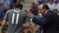 Gareth Bale (kiri) bersama mantan pelatih Real Madrid, Rafael Benitez (kanan). (AFP/Lluis Gene)