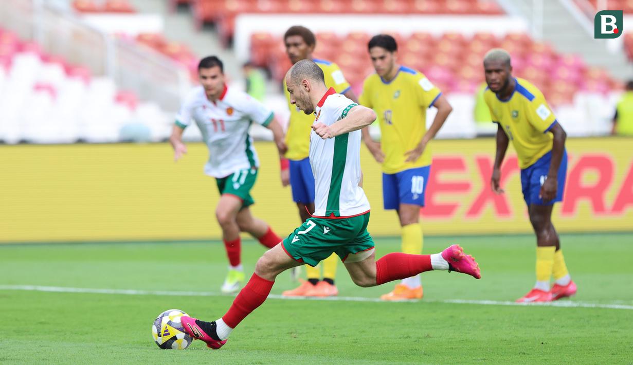 Pemain Bulgaria, Georgi Rusev mencetak gol melalui tendangan penalti ke gawang Kepulauan Solomon, David Supa dalam laga semifinal FIFA Series 2026 di Stadion Utama Gelora Bung Karno (SUGBK), Senayan, Jakarta, Jumat (27/03/2026). (Bola.com/M Iqbal Ichsan)