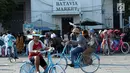 Warga naik sepeda hias di pelataran Museum Fatahillah, Jakarta, Selasa (19/6). Kemudahan transportasi dan biaya yang murah menjadikan kawasan ini sebagai lokasi favorit warga untuk menghabiskan waktu libur. (Liputan6.com/Helmi Fithriansyah)