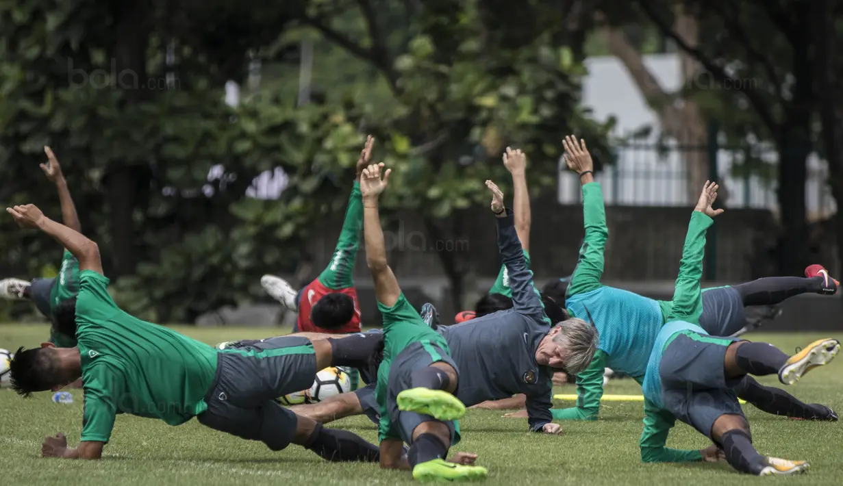 Para pemain Timnas Indonesia melakukan pendinginan saat latihan di Lapangan ABC Senayan, Jakarta, Selasa (16/1/2018). Pemusatan latihan ini dilakukan jelang Asian Games 2018. (Bola.com/Vitalis Yogi Trisna)