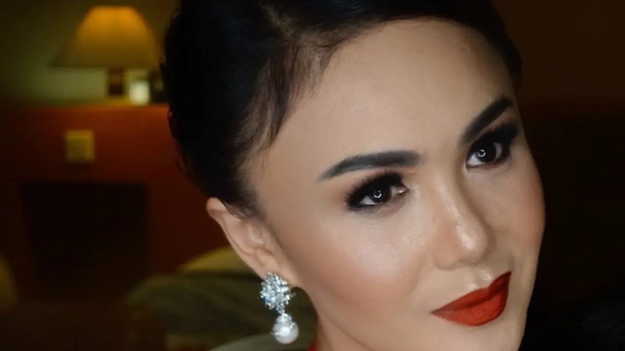 Biasa Natural, Ini 6 Potret Yuni Shara dengan Makeup Bold