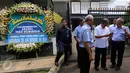 Karangan bunga dan sejumlah pelayat terlihat di rumah duka Menteri KKP, Susi Pudjiastuti, di Jalan Widya Candra, Jakarta, Senin (18/1/2016). Putra sulung menteri  Susi , Panji Hilmansyah, meninggal dunia di Amerika Serikat. (Liputan6.com/Helmi Afandi)