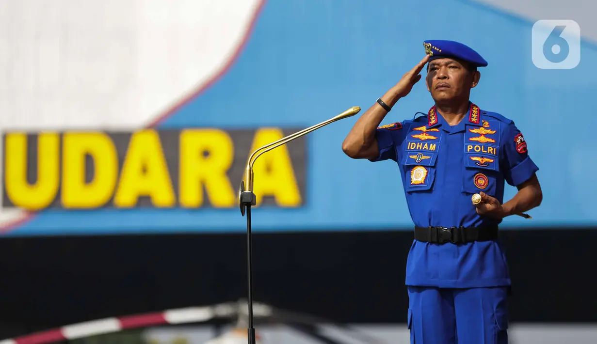 Kapolri Jenderal Idham Azis memberi hormat saat upacara HUT ke-69 Polairud di Mako Polairud, Pondok Cabe, Tangerang, Banten, Rabu (4/12/2019). HUT bertema 'SDM Unggul dengan Almatsus Modern, Korpolairud Baharkam Polri Siap Menjaga Stabilitas Keamanan Dalam Negeri'. (Liputan6.com/Faizal Fanani)