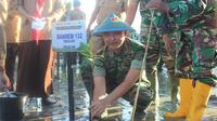 Danrem 132 Tadulako Sulawesi Tengah, Brigjend TNI Toto Nurwanto saat memimpin penanaman 2.000 bibit mangrove bersama personel Polri dan Pemprov Sulteng di Pantai Bamba, Kota Palu, Senin (15/5/2023). (Foto; Heri Susanto/ Liputan6.com).