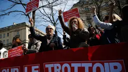 Aksi unjuk rasa Pekerja seks komersial (PSK) di dekat Gedung Majelis Nasional Prancis, Rabu (6/4). Aksi itu digelar setelah Parlemen Prancis meloloskan undang-undang yang menghukum pengguna layanan PSK dengan denda sekitar Rp56,4 juta (THOMAS SAMSON/AFP)