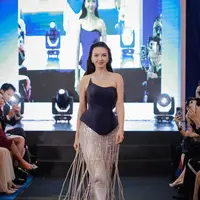 Raline Shah kembali memukau publik dengan penampilannya yang luar biasa dalam fashion show eksklusif yang digelar oleh brand perhiasan lokal ternama, Adelle Jewelry. [@dianamputri].