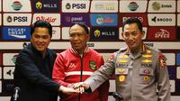 Ketua umum PSSI, Erick Thohir (kiri) bersama Menpora Zainudian Amali dan Kapolri Listyo Sigit Prabowo usai melakukan konferensi pers di Stadion Utama Gelora Bung Karno, Jakarta, Minggu (19/2/2023) sore WIB. (Bola.com/Abdul Aziz)