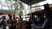 Polres Cilegon Bantu Warga Isoman Yang Kelaparan. (Selasa, 13/07/2021). (Dokumentasi Polsek Ciwandan).