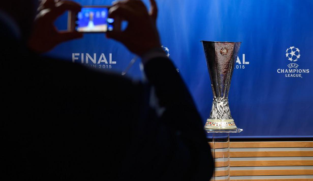Seseorang sedang memotret trofi European League, Jumat (24/4/2015). (AFP)