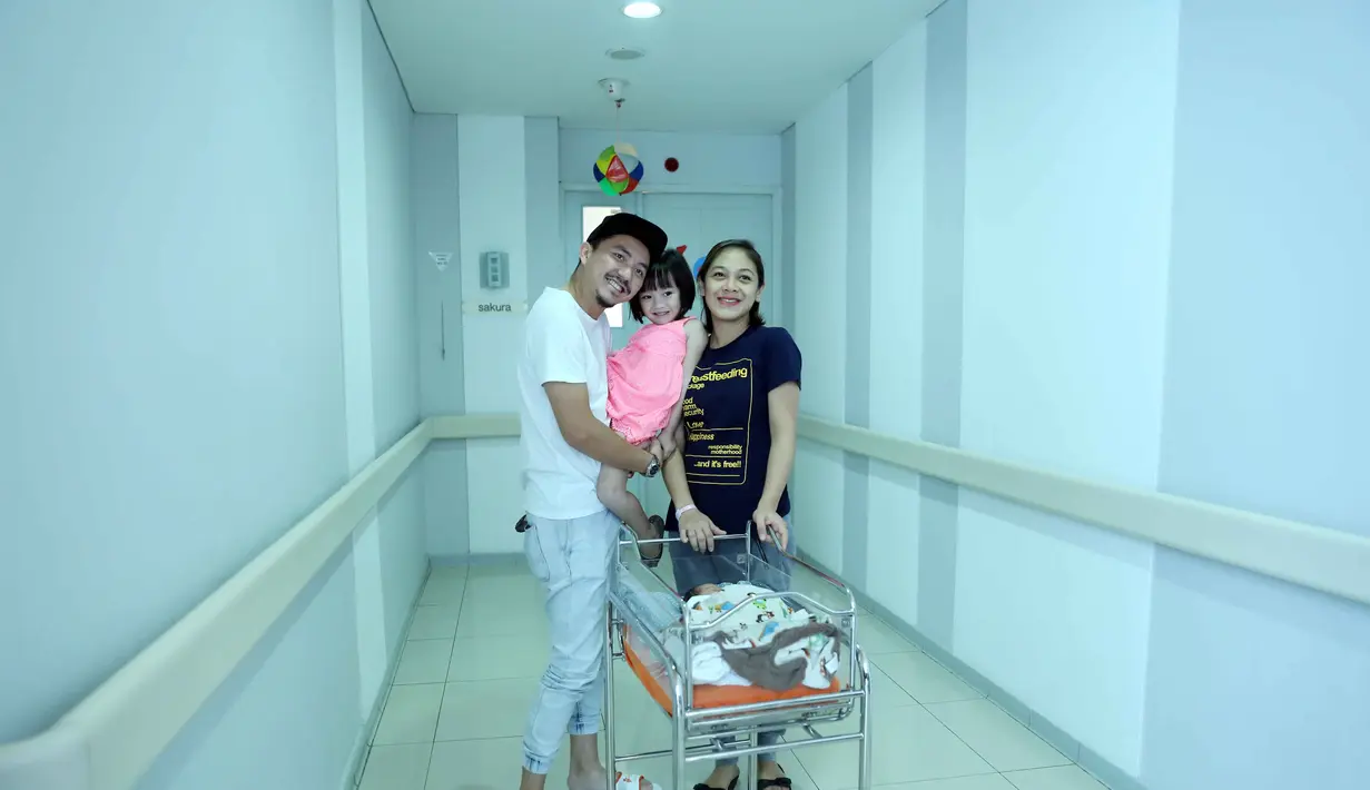 Tidak lama setelah itu, dokter yang menangani memutuskan untuk induksi. Setengah jam kemudian bereaksi. Dian mengaku lima kali kontraksi dan akhirnya lahir. Selama 15 jam Dian berjuang kelahiran anak keduanya. (Nurwahyunan/Bintang.com)