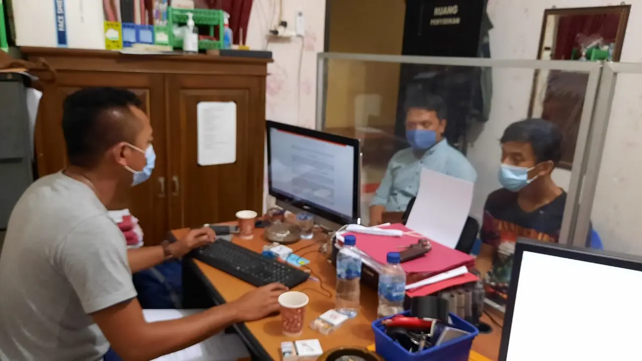 Dua terduga pelaku pemerkosaan di Banyumas diperiksa penyidik Satreskrim Polresta Banyumas. (Foto: Liputan6.com/Polresta Banyumas)