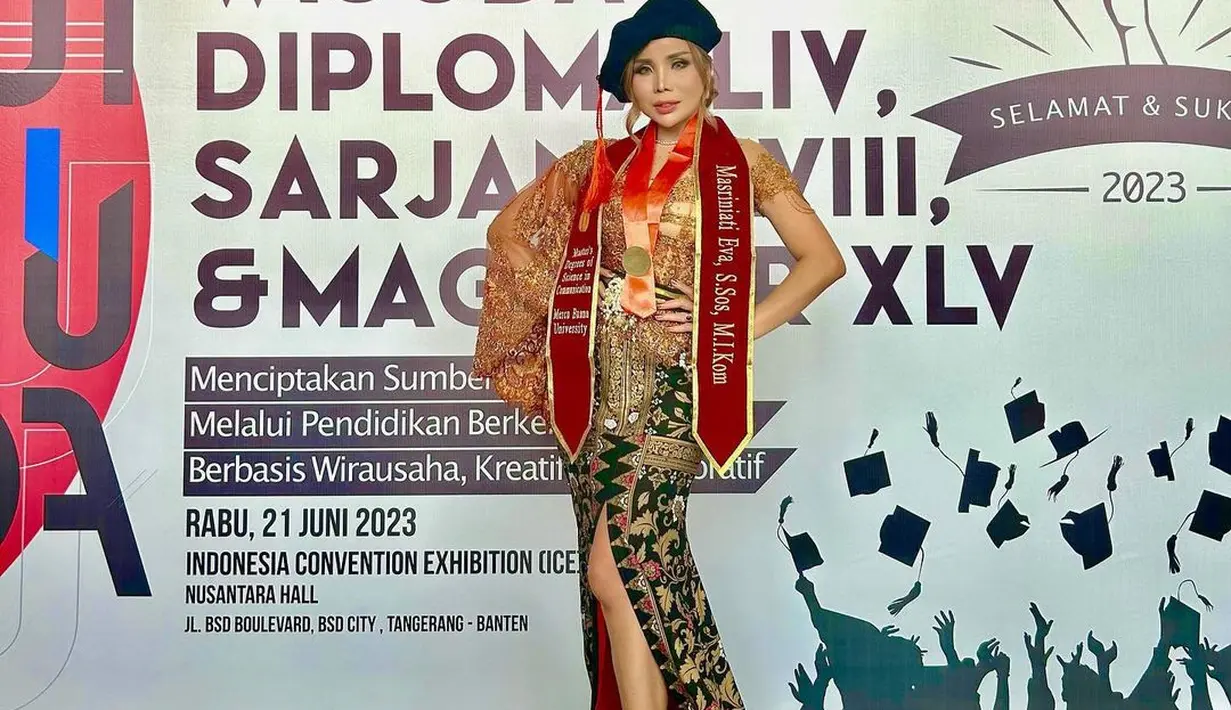 Di hari bahagia itu, Eva tampil cantik dibalut kebaya modern nuansa oranye. [Foto: IG/evabelisima_],