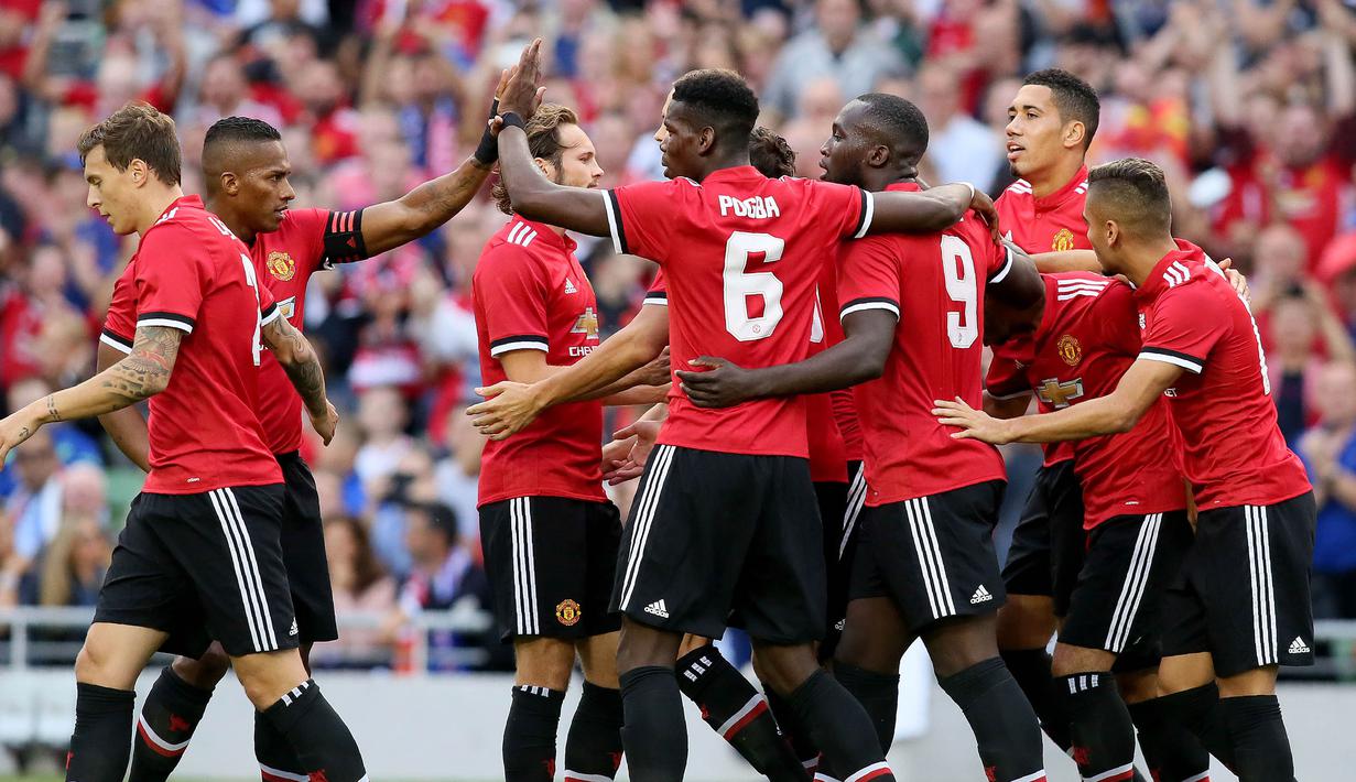 Para pemain Manchester United merayakan gol yang dicetak oleh Henrikh Mkhitaryan ke gawang Sampdoria pada laga persahabatan di Stadion Aviva, Dublin, Rabu (2/8/2017). Manchester United Menang 2-1 atas Sampdoria. (AFP/Paul Faith)