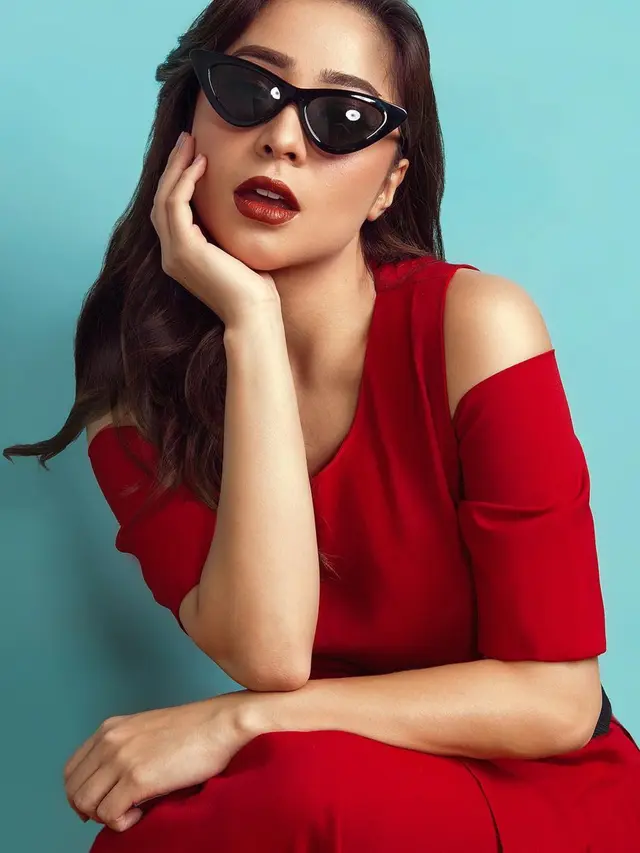 FOTO: Gaya Nikita Willy Pakai Busana Merah, Tampil Modis Hingga Menawan