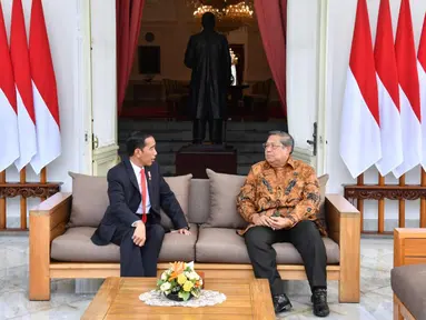 Presiden Joko Widodo saat berbincang dengan Presiden RI ke-6 Susilo Bambang Yudhoyono di Istana Merdeka, Jakarta,  Jumat (27/10). Keduanya melakukan pertemuan di teras belakang Istana Merdeka.(Laily Rachev / Biro Pers Setpres)