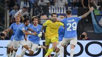 Kiper Lazio, Ivan Provedel (kuning) merayakan gol yang dicetaknya saat menghadapi Atletico Madrid di matchday pertama Grup F Liga Champions di Stadion Olimpico, Roma, Rabu (20/9/2023) dini hari WIB. Gol yang dicetak oleh sang kiper membuat Lazio selamat dari kekalahan dan meraih satu poin dari hasil imbang 1-1. (Filippo MONTEFORTE / AFP)