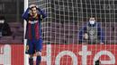 Striker Barcelona, Lionel Messi, tampak kecewa usai gagal membobol gawang Juventus pada laga Liga Champions di Stadion Camp Nou, Rabu (9/12/2020). Aksi La Pulga tersebut karena merasa frusatsi gagal membobol gawang Buffon. (AFP/Josep Lago)