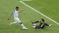 Kiper Belgia, Thibaut Courtois, berusaha menghadang gelandang Panama, Ismael Diaz, pada laga Piala Dunia 2018 di Stadion Fisht, Senin (18/6/2018). Belgia menang 3-0 atas Panama. (AP/Victor R. Caivano)