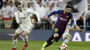 Striker Barcelona, Lionel Messi, menggiring bola saat melawan Real Madrid pada laga La Liga di Stadion Santiago Bernabeu, Sabtu (2/3). Real Madrid takluk 0-1 dari Barcelona. (AP/Andrea Comas)