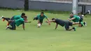 Ilija Spasojevic (kanan) dan tiga pemain Bali United berlatih terpisah pada sesi latihan Timnas Indonesia U-23 di Lapangan A,B,C, Senayan, Jakarta (18/2/2018). Latihan ini merupakan persiapan Asian Games 2018. (Bola.com/Nick Hanoatubun)
