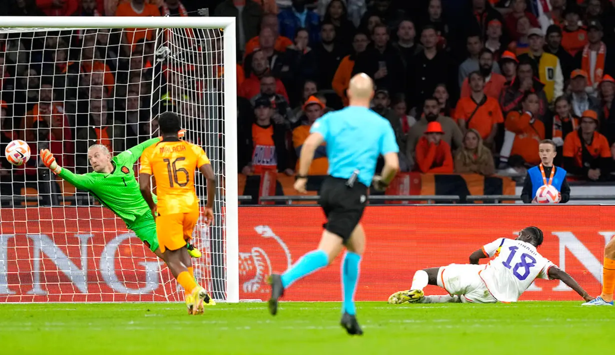 Penjaga gawang Belanda Remko Pasveer (kiri) melakukan penyelamatan saat menghadapi pemain Belgia Amadou Onana pada pertandingan sepak bola UEFA Nations League di Johan Cruyff ArenA, Amsterdam, Belanda, 25 September 2022. Belanda menang 1-0. (AP Photo/Peter Dejong)
