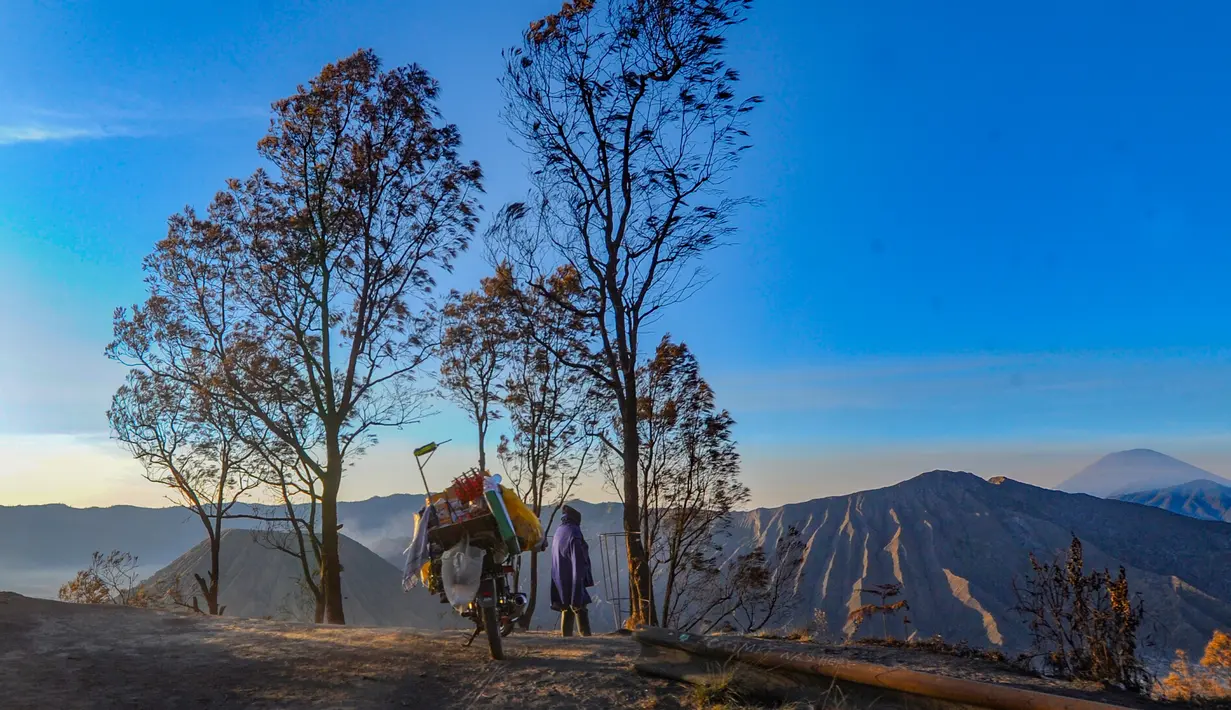 Daya tarik Bromo tak pernah pudar. Panorama matahari terbitnya yang memukau, suhu udara pegunungan yang sejuk, hingga hamparan pasir yang menyerupai gurun membuat kawasan ini terus memikat ribuan pengunjung setiap tahun. Tampak dalam foto, warga Tengger berbincang di Ngadisari, Bromo, Jawa Timur. (merdeka.com/Arie Basuki)