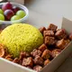 Nasi Kuning + Ayam Suwir + Orek Tempe + Anggur/Ide Nasi Kotak Simpel untuk Berbagi (Sumber; gemini.com)