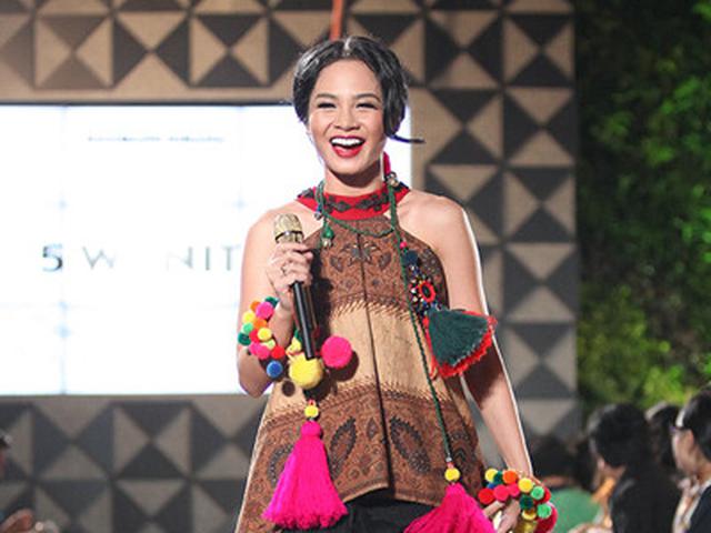 5 Wanita Hibur Fimelafest 2015 Dalam Busana Batik Desainer