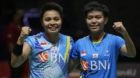 Di nomor ganda putri, Apriyani Rahayu/Siti Fadia Silva Ramadhanti berhasil menjadi yang terbaik usai mengalahkan pasangan Cina, Zhang Shu Xian/Zheng Yu dengan dua game langsung 21-14, 21-17. Gelar ini merupakan yang kedua setelah dua minggu sebelumnya menjuarai Malaysia Open 2022 dengan mengalahkan lawan yang sama. (Bola.com/Ikhwan Yanuar)