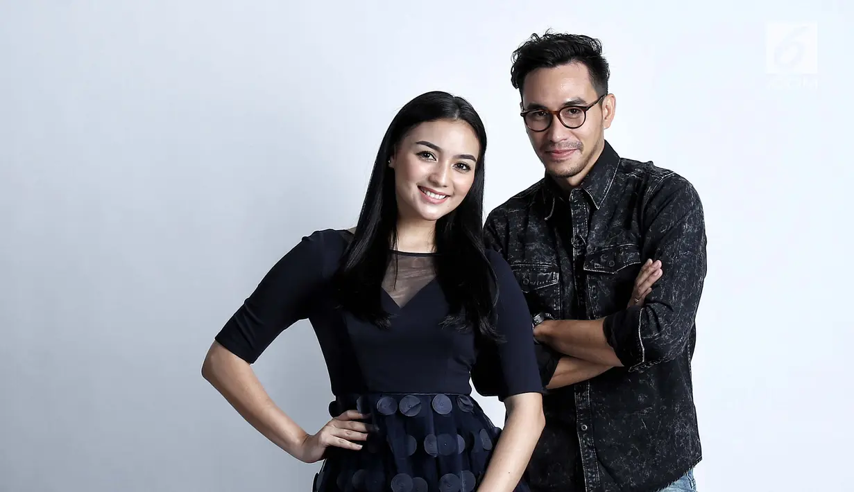 Citra Kirana dan Darius Sinatrya berpose saat pemotretan di kantor KLY, Gondagdia, Jakarta, Selasa (2/10). (Liputan6.com/Herman Zakharia)