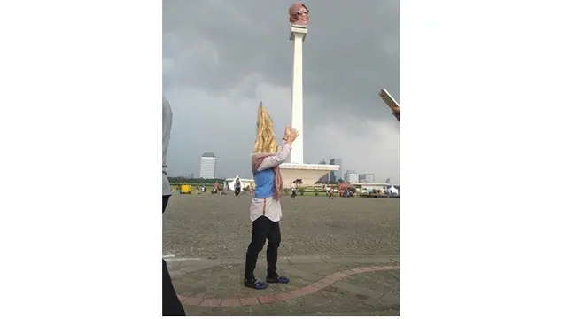 Editin Foto Saat Pegang Emas Monas Ini Hasilnya Kocak Banget