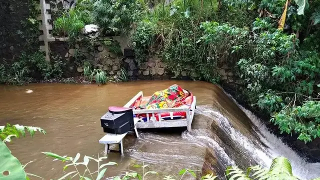 6 Potret Kasur di Alam Terbuka Ini Absurd, Enggak Habis Pikir