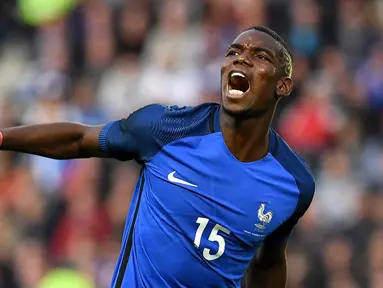 Pemain Prancis, Paul Pogba, dikenal sebagai muslim yang taat. Saat Piala Eropa 2016 nanti, Pogba mungkin akan berpuasa Ramadhan saat berlatih, tapi mungkin tidak berpuasa bila bertanding. (AFP/Franck Fife)