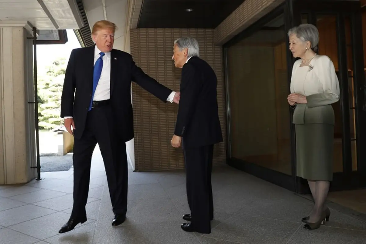 Donald Trump Tak Membungkuk Saat Bertemu Kaisar Jepang