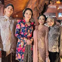 Tampilan Krisdayanti dan Aurel Hermansyah di siraman Al Ghazali. [@krisdayantilemos]