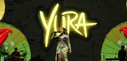 Yura Yunita tampil anggun menyapa ribuan pasang mata pencinta jazz. [Foto: Fimela - Adrian Putra].