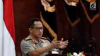 Kapolri Jenderal Tito Karnavian memberi sambutan saat memberi penghargaan kepada pengungkap 1,6 ton sabu di Mabes Polri, Jakarta, Selasa (27/3). Tito juga mengimbau media menjaga keindependenannya memasuki tahun politik. (Liputan6.com/JohanTallo)