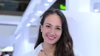 Nadine Chandrawinata Bawa Obor dalam Air di Asian Games 2018