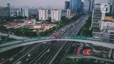 Foto udara pembangunan jalur kereta lintas rel terpadu (LRT) Jabodebek di Jakarta, Selasa (7/1/2020). Longspan Kuningan proyek LRT Jabodebek yang menjadi jembatan lengkung paling panjang di Indonesia memiliki panjang jembatan 148 meter dengan radius lengkungan 115 meter. (Liputan6.com/Faizal Fanani)