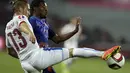 Gelandang Timnas Republik Ceko, Lukas Vacha (kiri), berebut bola dengan pemain tengah Belanda, Georginio Wijnaldum, saat berlaga di kualifikasi Piala Eropa 2016 grup A di Generali Arena Praha, (9/9/2014). (REUTERS/David W Cerny)